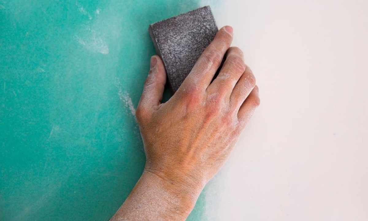 Putting textured plaster the hands