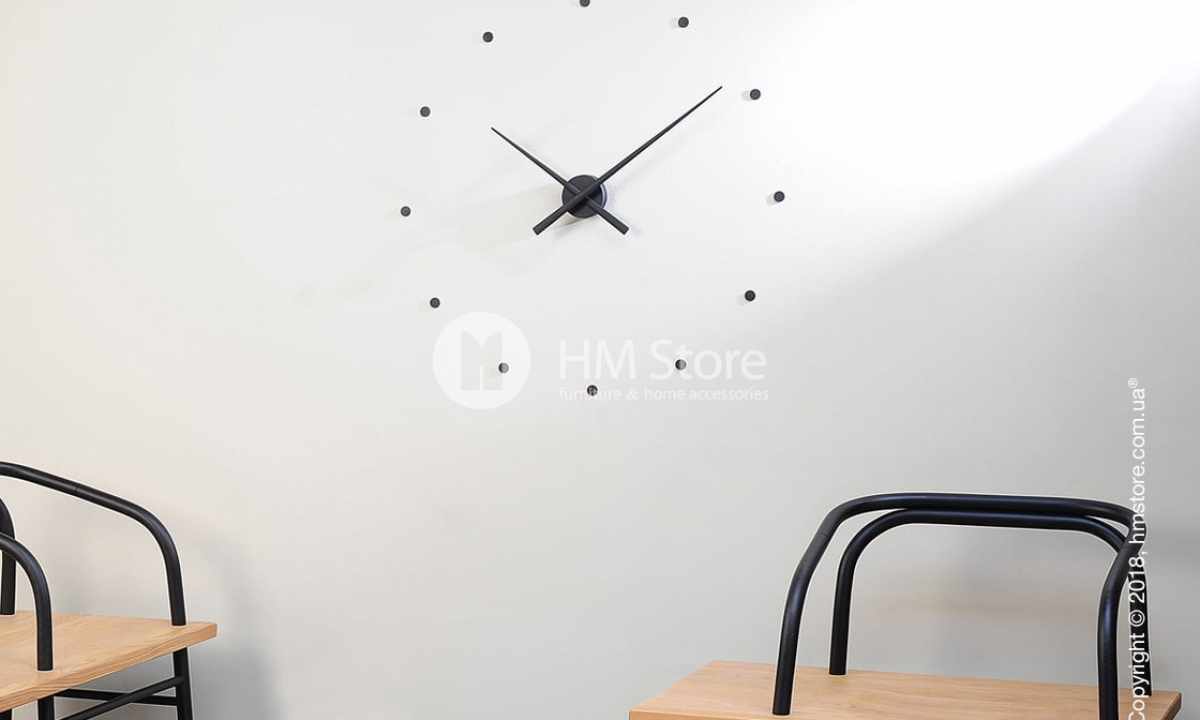 How to pick up the wall clock under interior