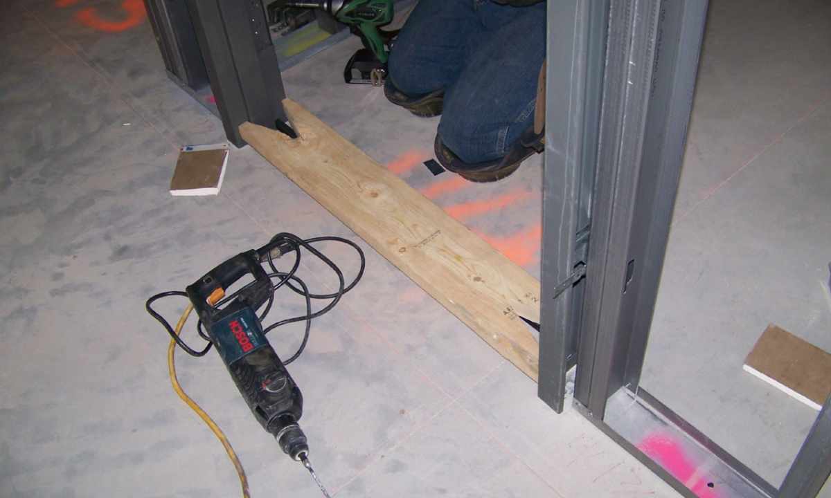 Measurement and installation of flat metal door