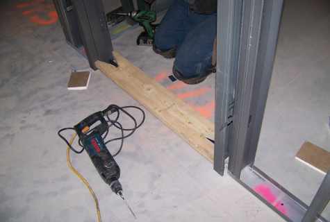 Measurement and installation of flat metal door
