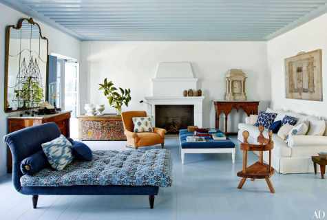 How to equip living room interior in antique style