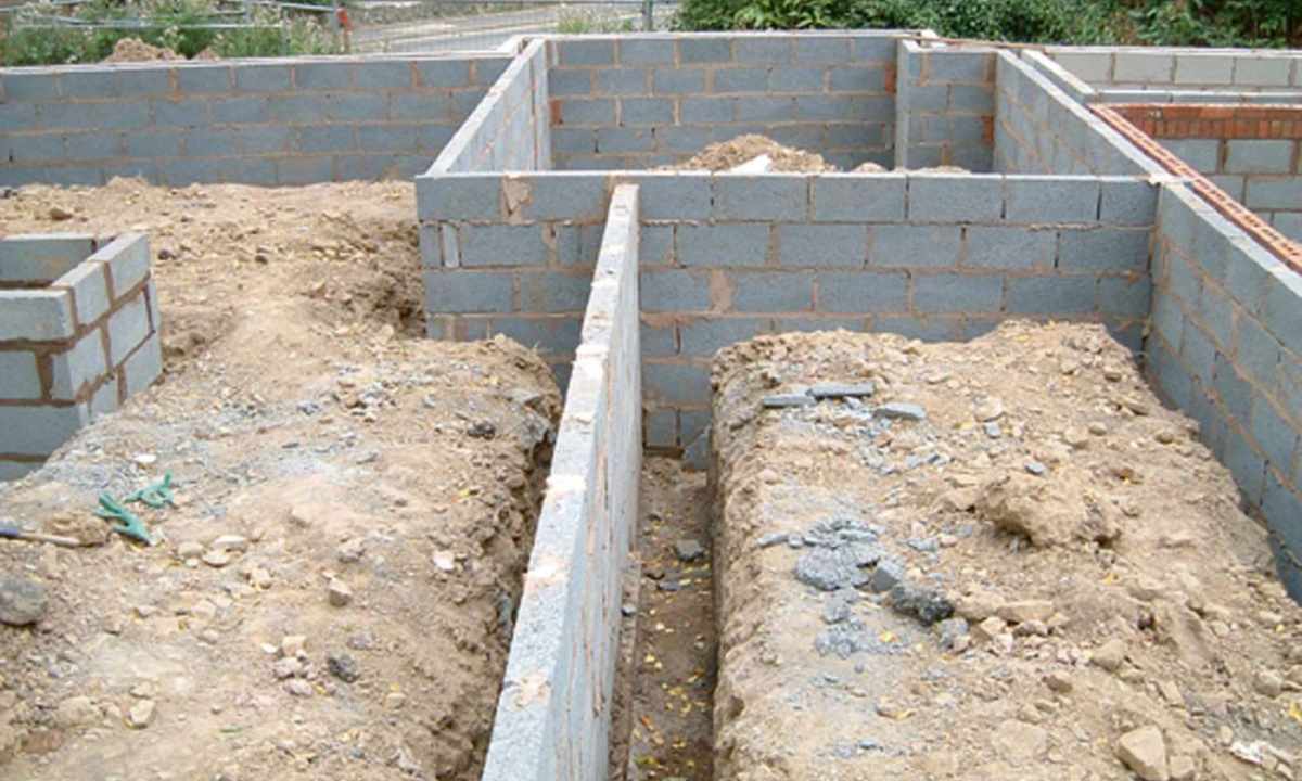 How to lay the foundation under the house