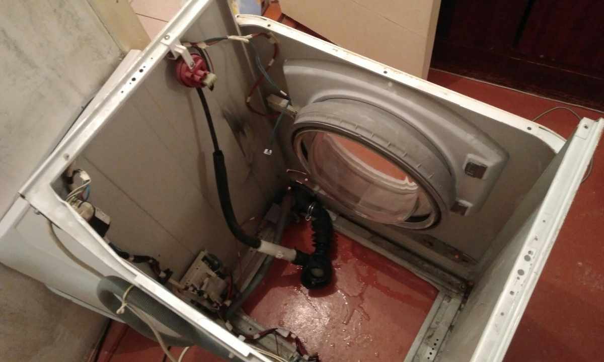 How to disassemble the washing machine of Indesit