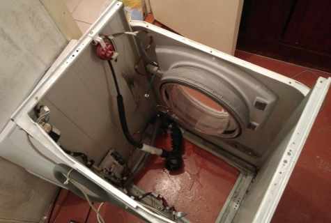 How to disassemble the washing machine of Indesit