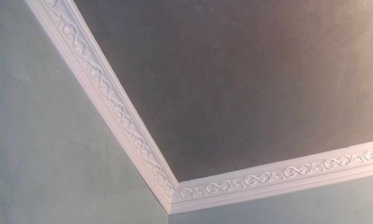 How to paste ceiling plinth