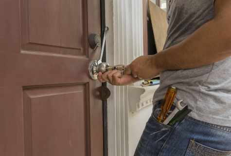 How to open the lock in interroom door