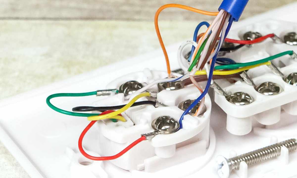 How to connect wire to the telephone socket