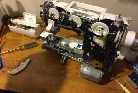How to disassemble the sewing machine