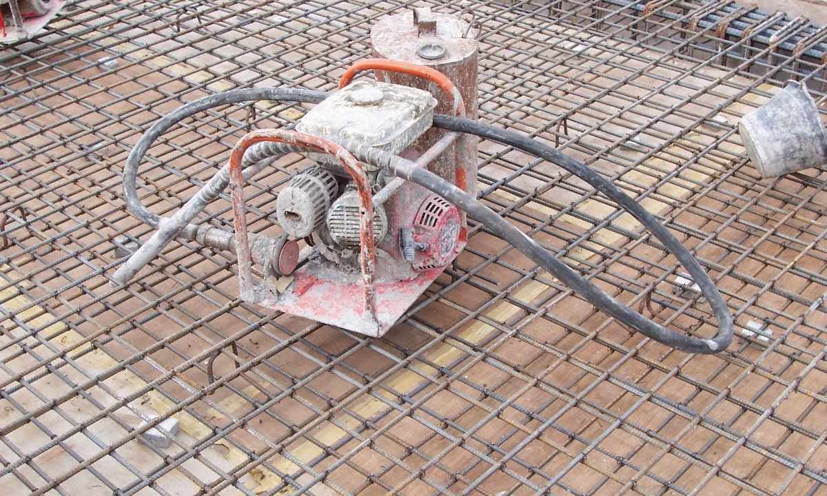 Immersion vibrator for concrete: device and working methods