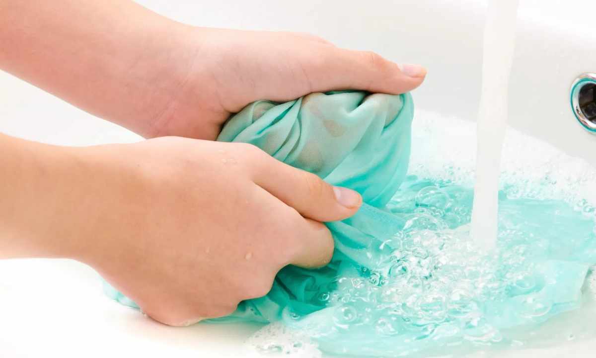 How to wash the handle from clothes