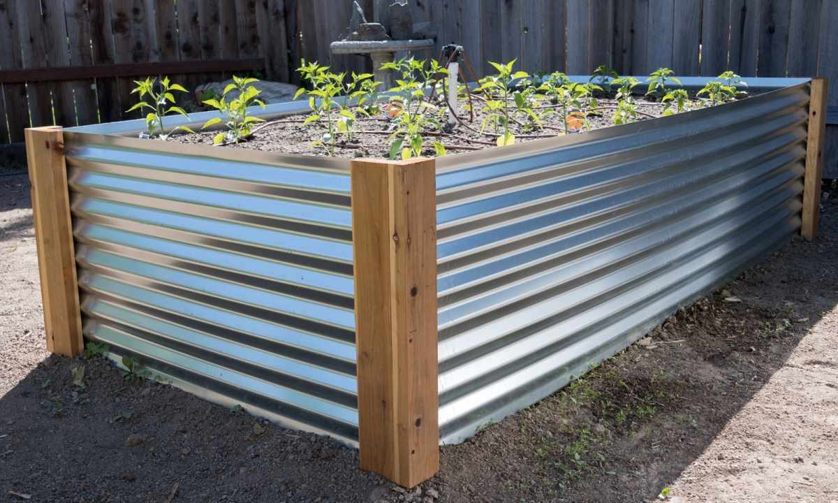 How to build metal fence