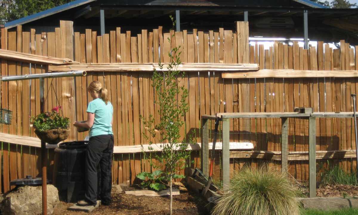 How to put up fence from professional flooring around the site