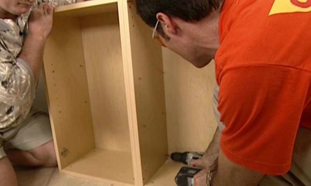 How to level cabinet
