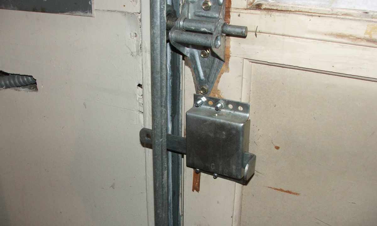 How to make locks on oar garage gate
