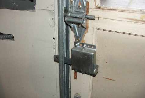 How to make locks on oar garage gate