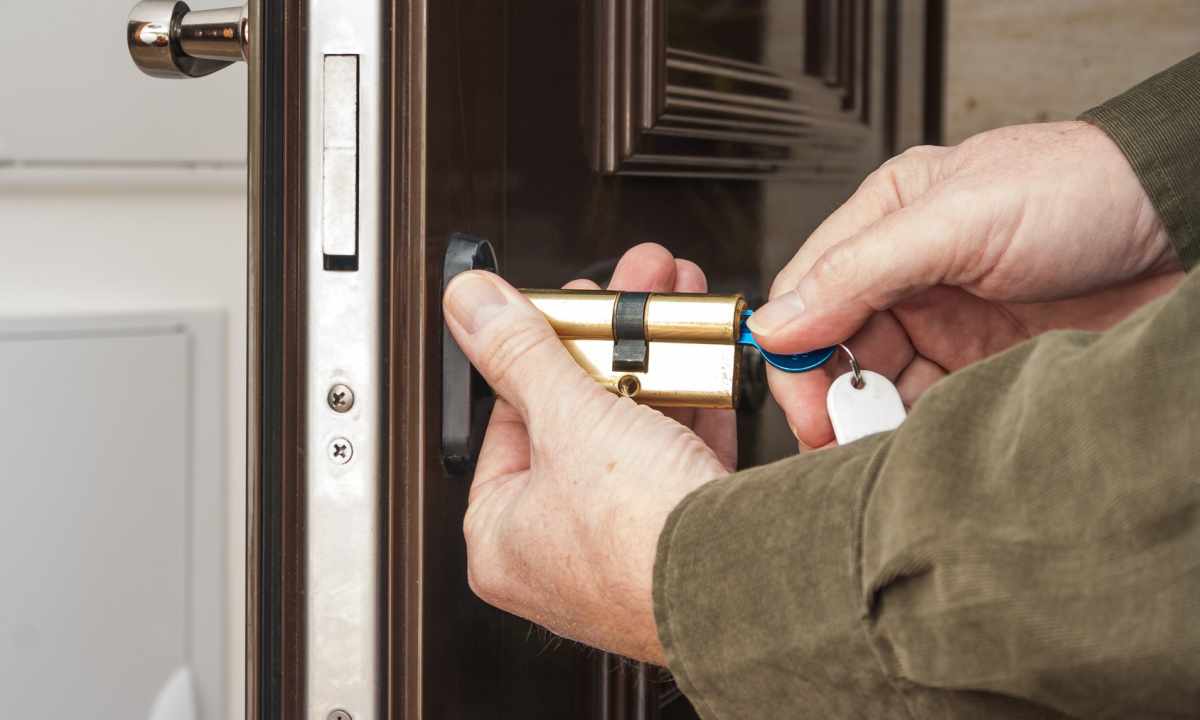 How to replace the door lock