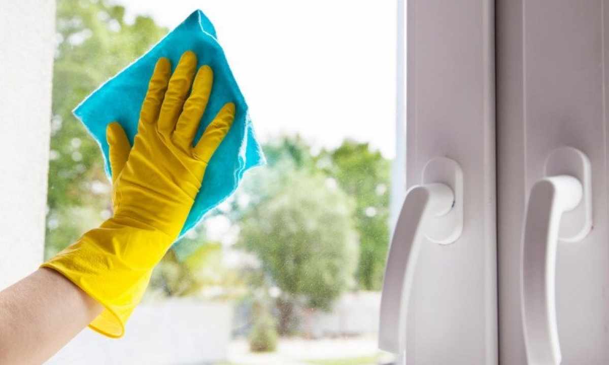 How to wash plastic windows