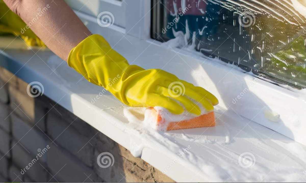 How to clean plastic windows