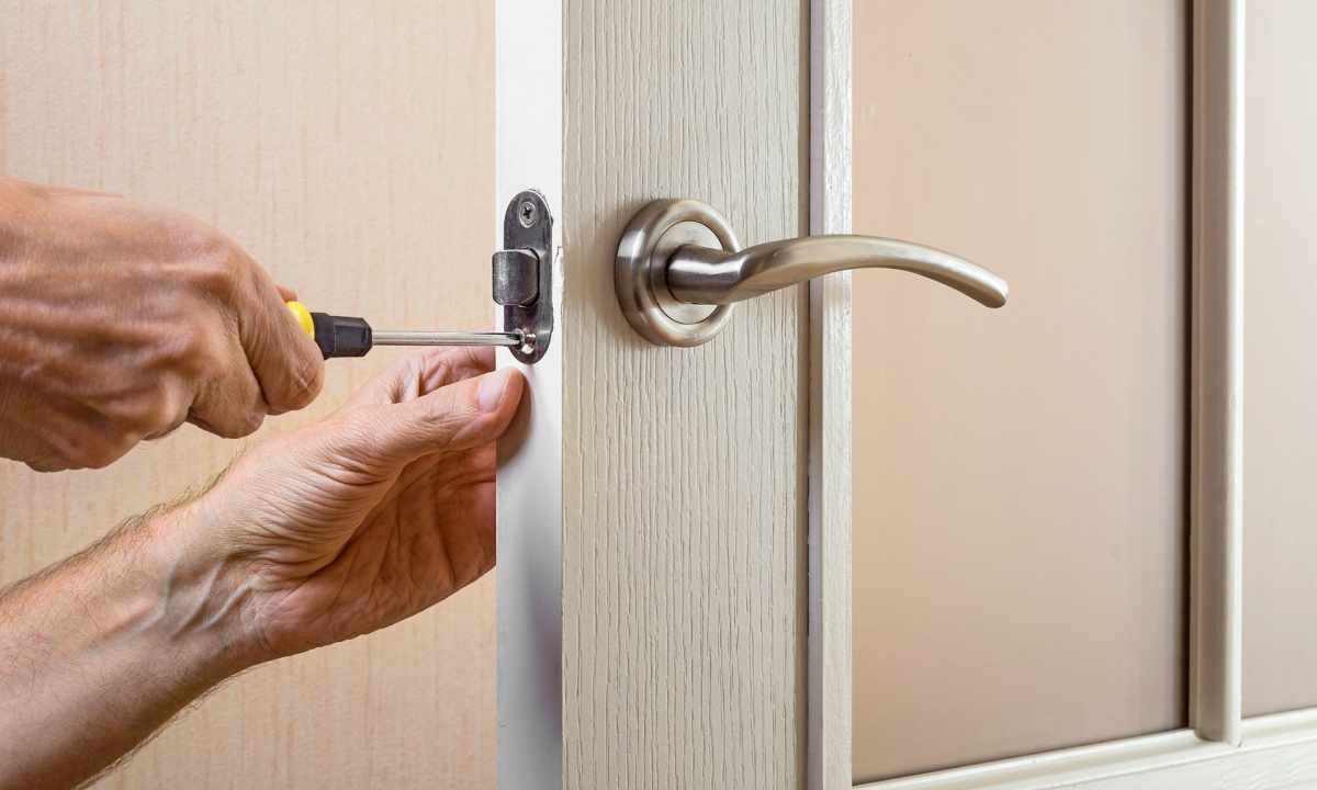 How to cut the handle in interroom door