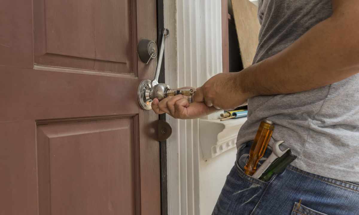 How to break the door lock