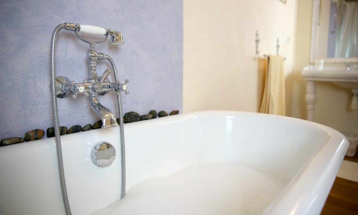 How to update the old enameled bathtub by means of paint