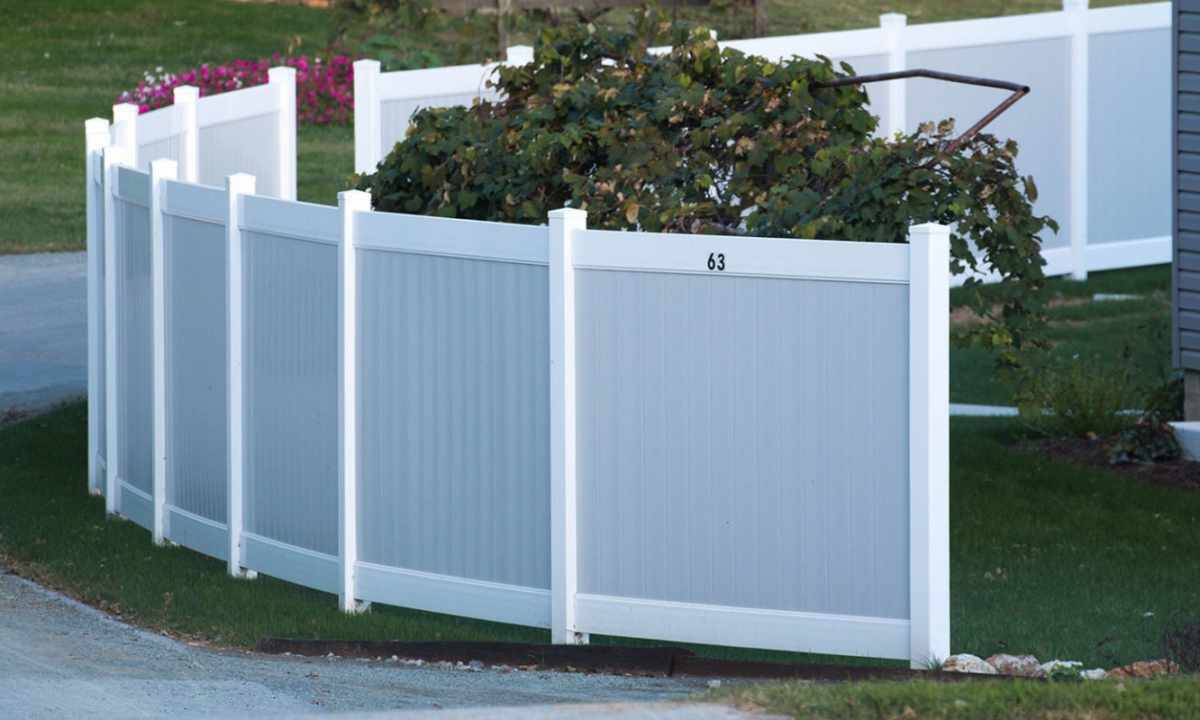 Where fence - there and the yard: we choose materials for site protection