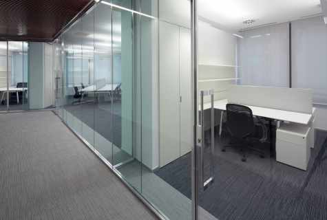 Office partitions: types, materials, features of mounting