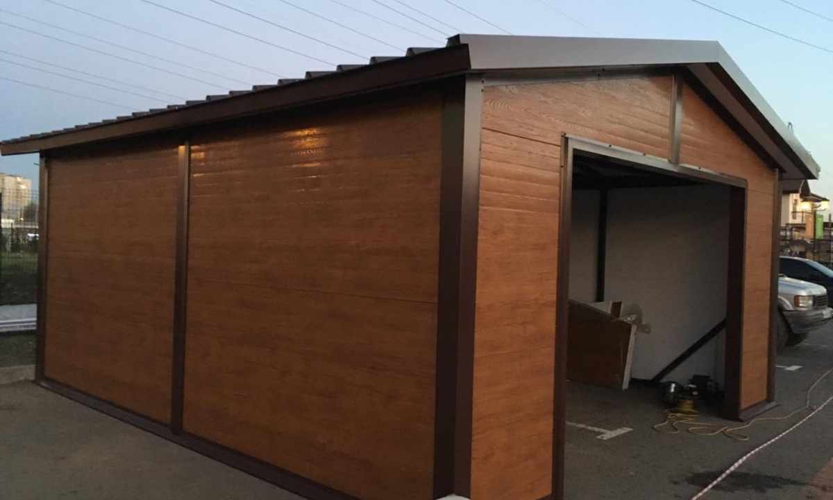 Garage from sandwich panels: features of technology and material