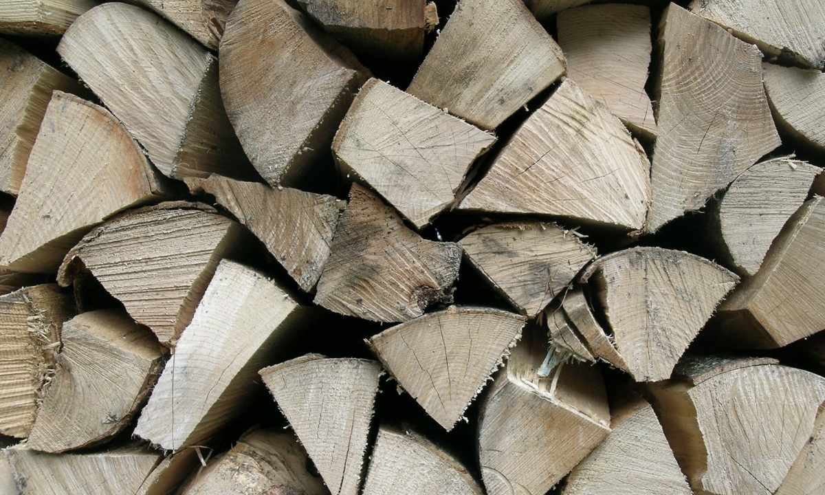 Why firewood cracks