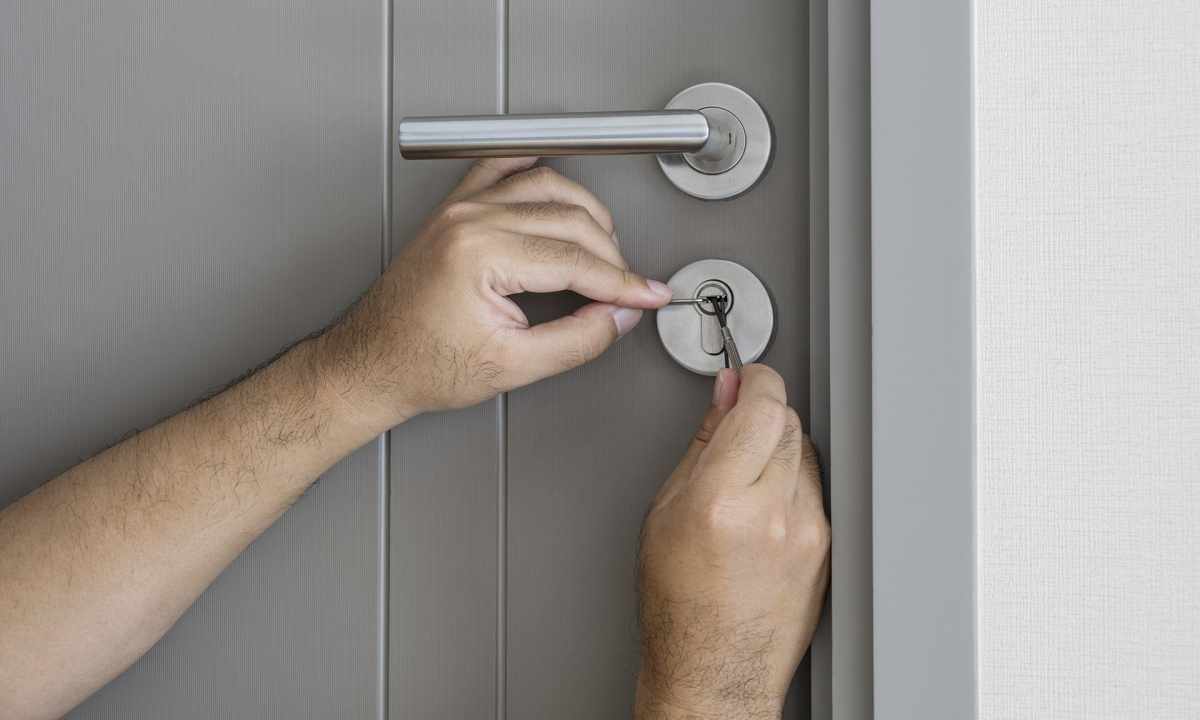 How to choose safe locks for doors interroom