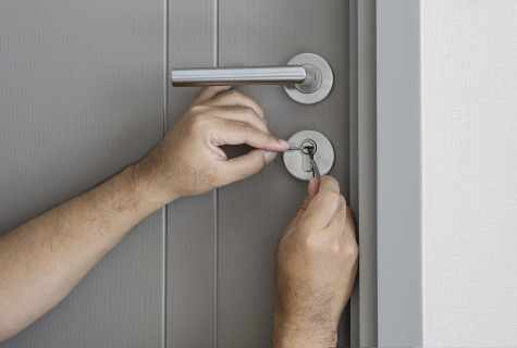 How to choose safe locks for doors interroom