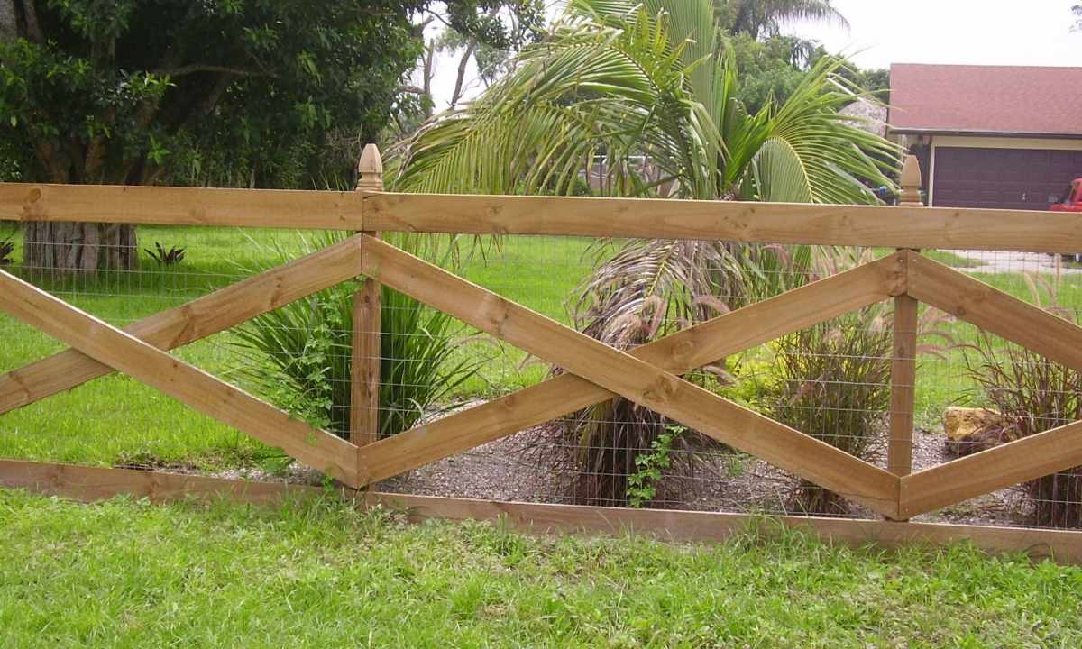 What has to be fence height between garden sites