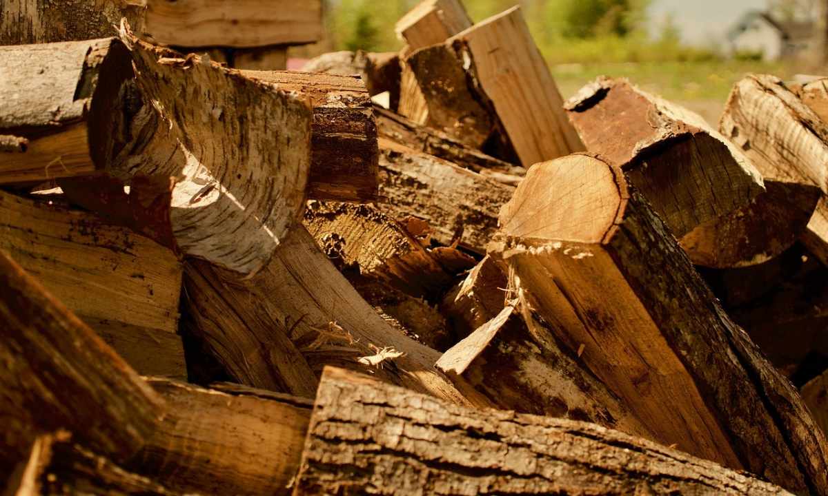 How to lay firewood
