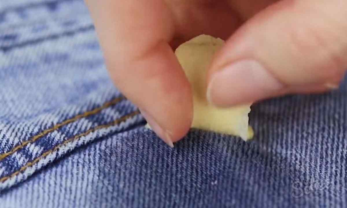 How to purify plasticine on clothes