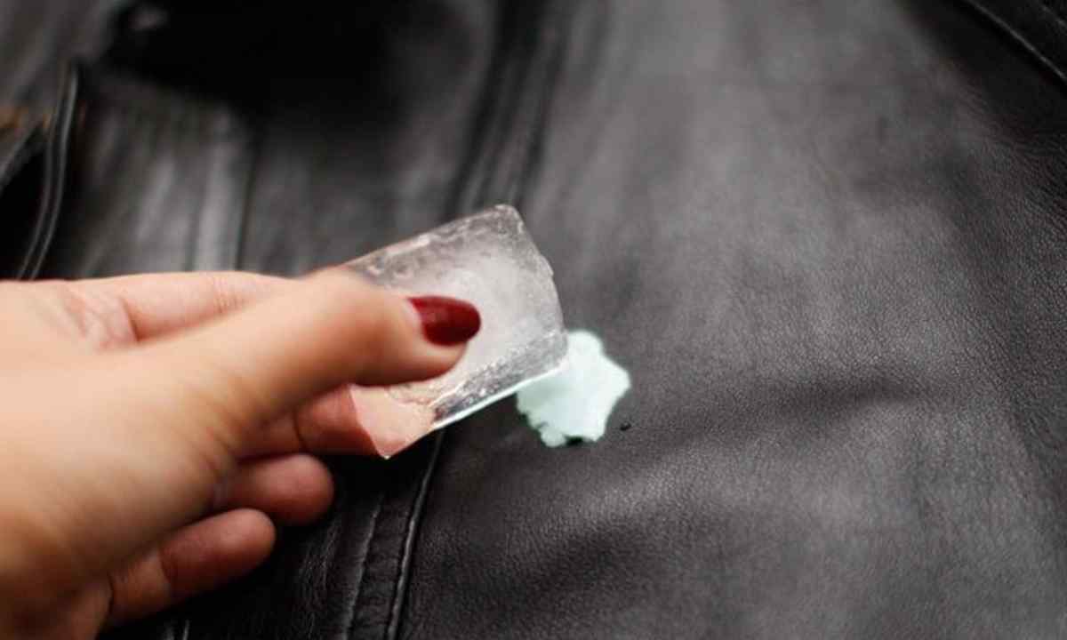 How to tear off chewing gum from clothes