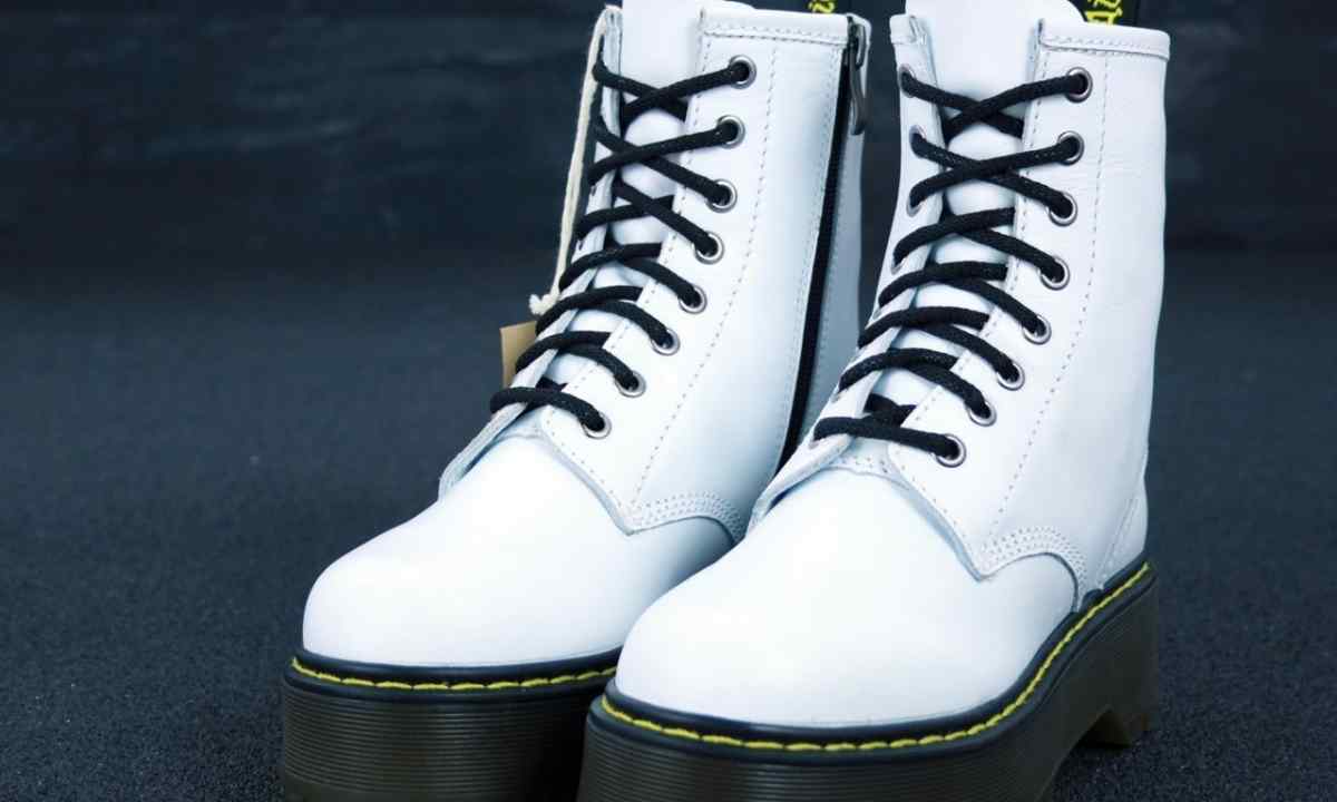 How to paint white boots
