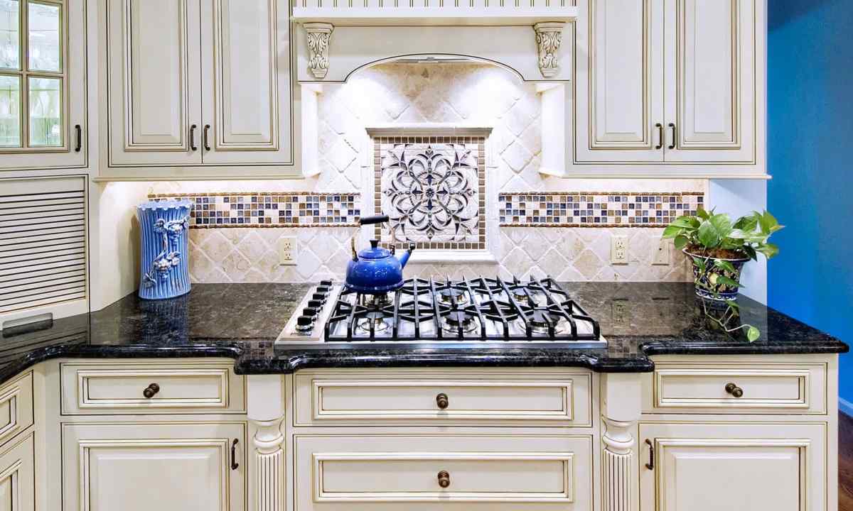 We decorate the house: mosaic in kitchen
