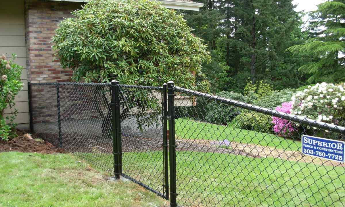 How to make fence of chain-link grid: methods of installation and calculation