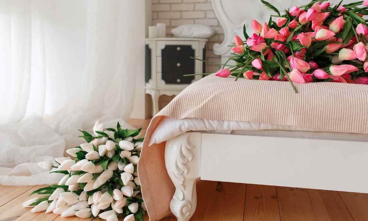 How to place flowers on bed