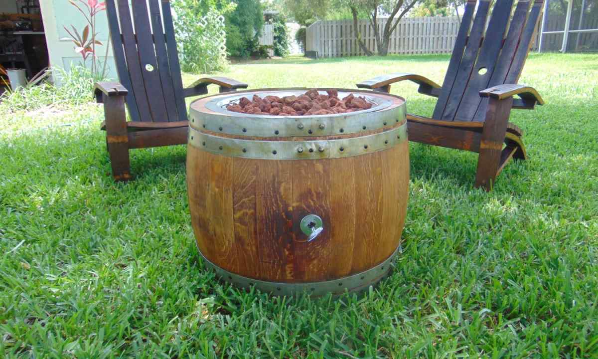 How to ornament barrels at the dacha or in garden