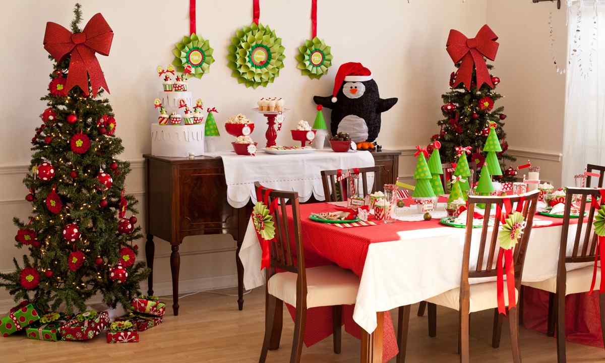 How to decorate holiday table with berries