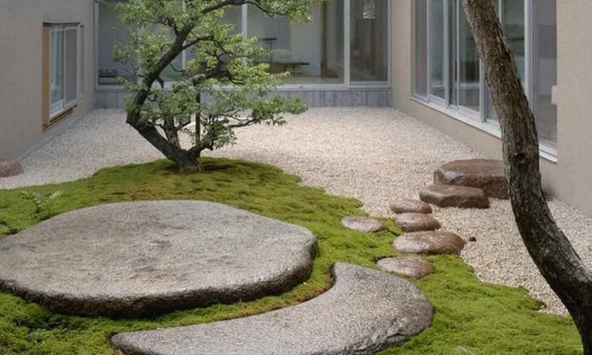 Use of stone blocks for creation of paths in landscaping