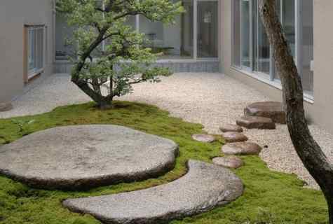 Use of stone blocks for creation of paths in landscaping