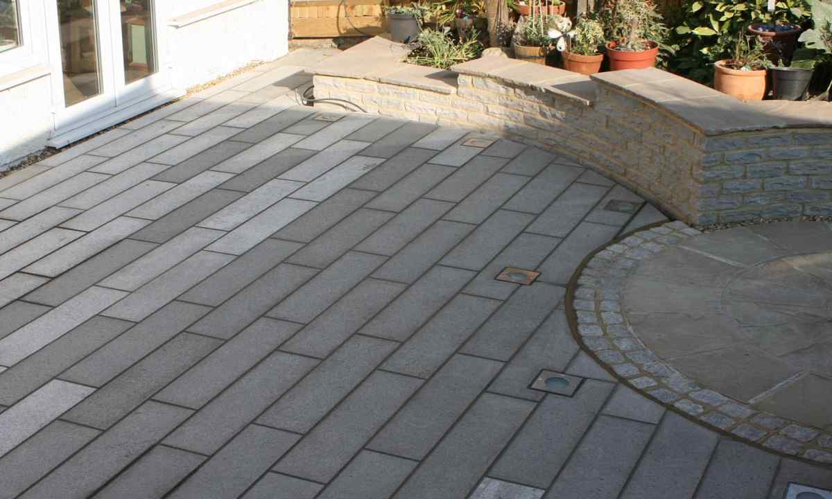 What to choose paving slabs for giving