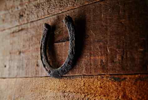 How to hang up horseshoe it is correct