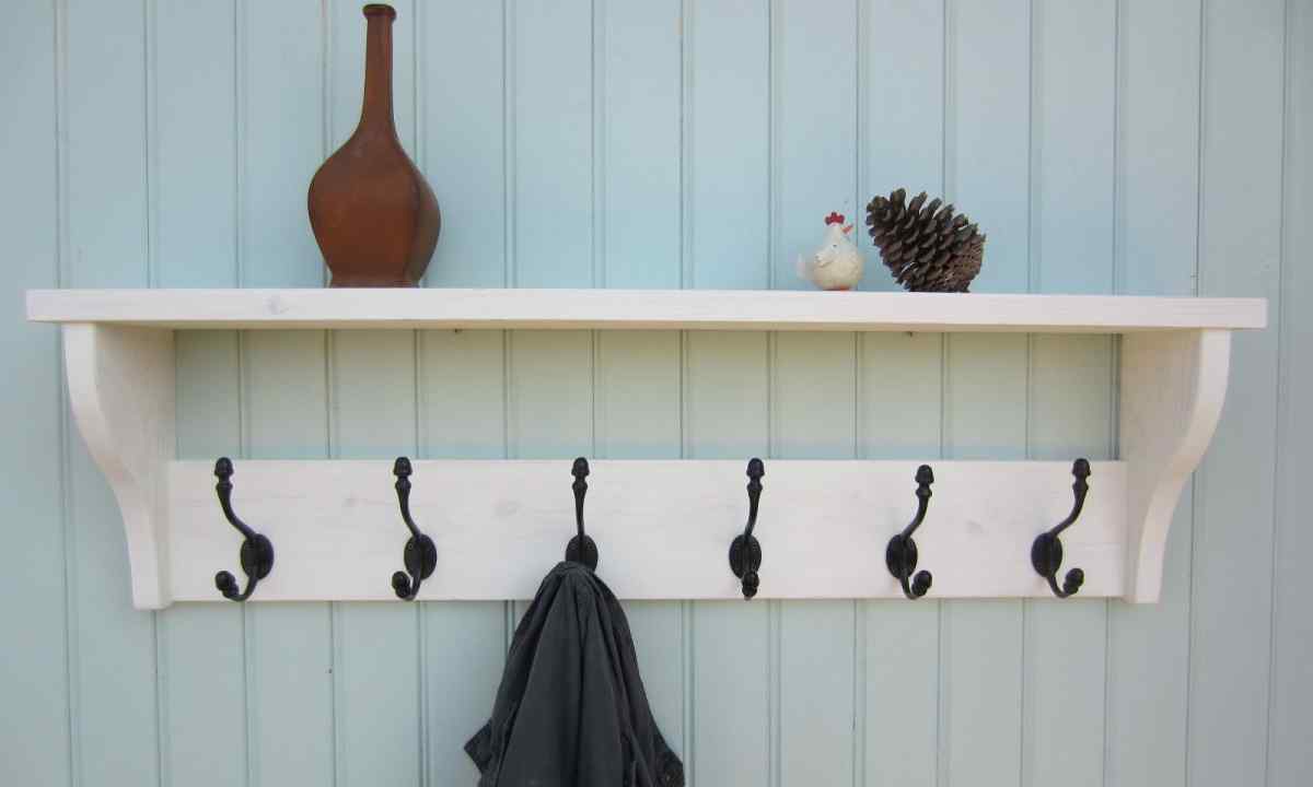 How to hang up shelves on wall