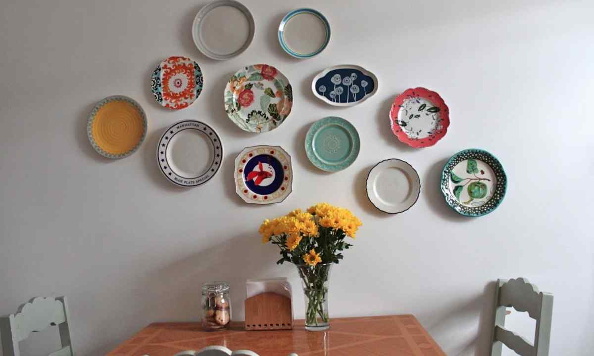 How to hang up plate on wall