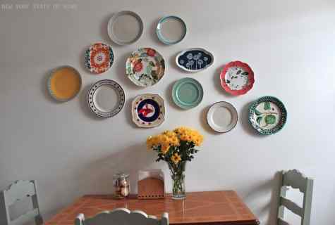 How to hang up plate on wall