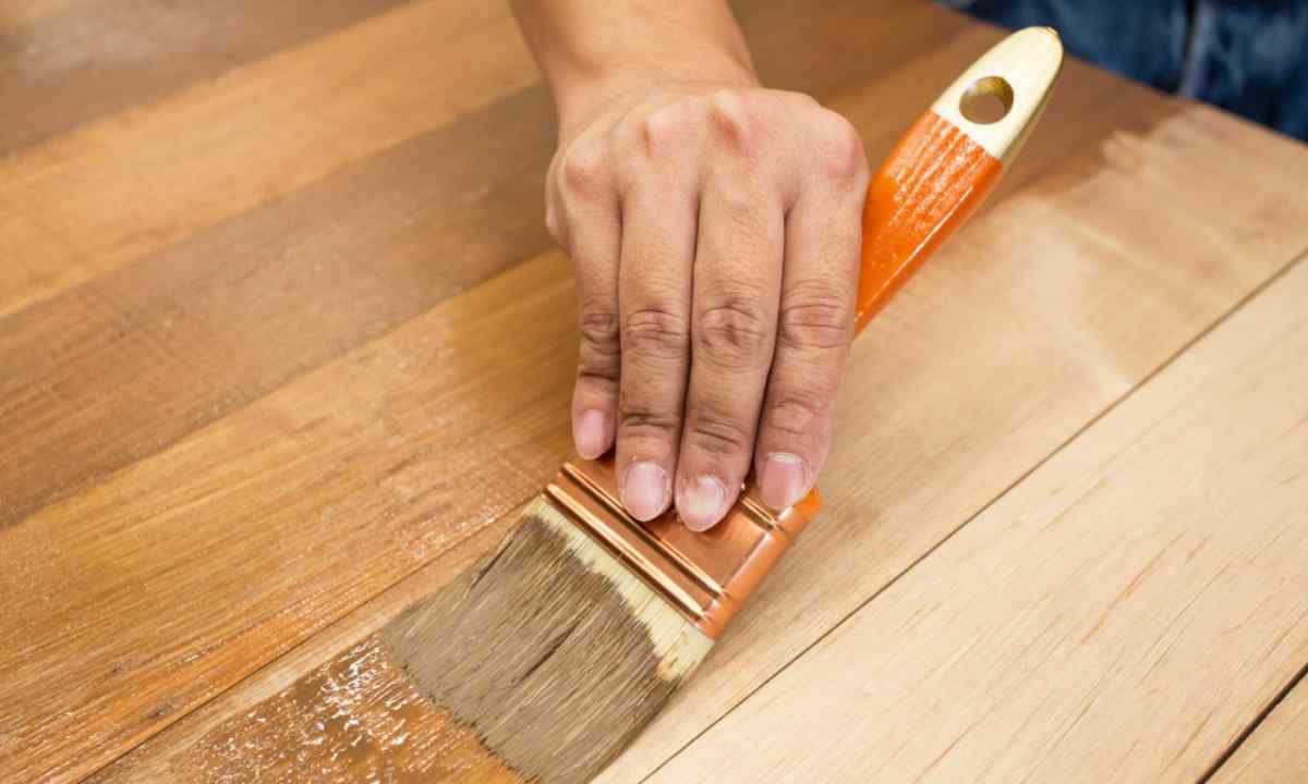 How to disguise scratches on the varnished furniture
