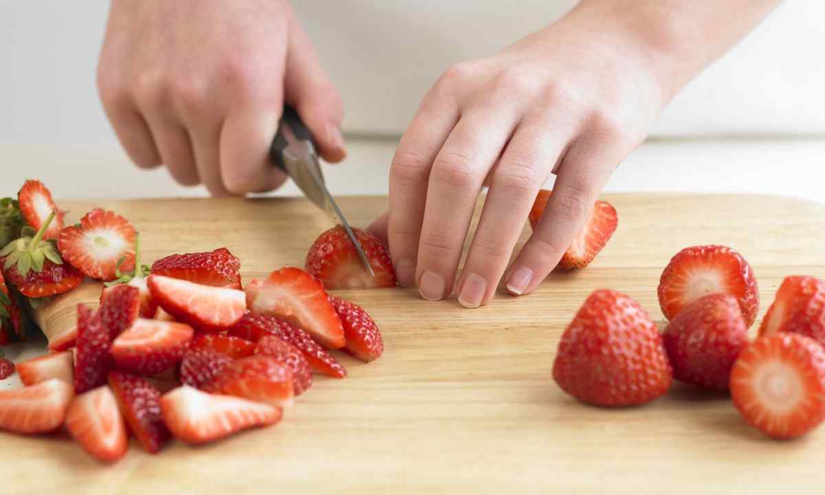 How to cut off strawberry